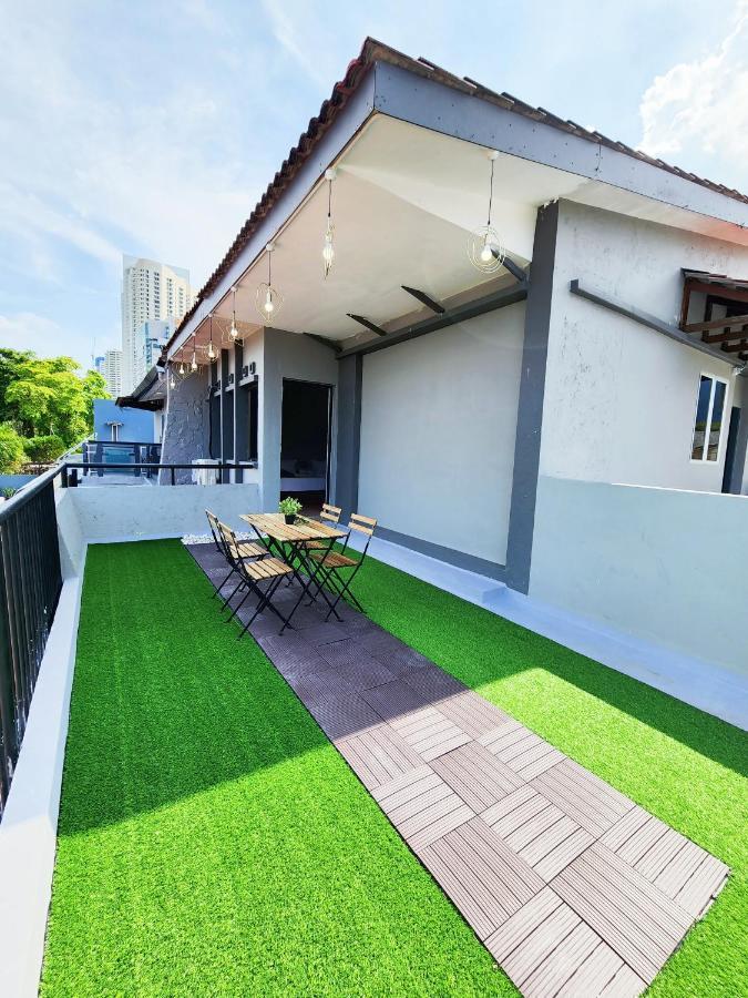 Gurney Coast Guest House By Sky Hive Джордж Таун Екстериор снимка